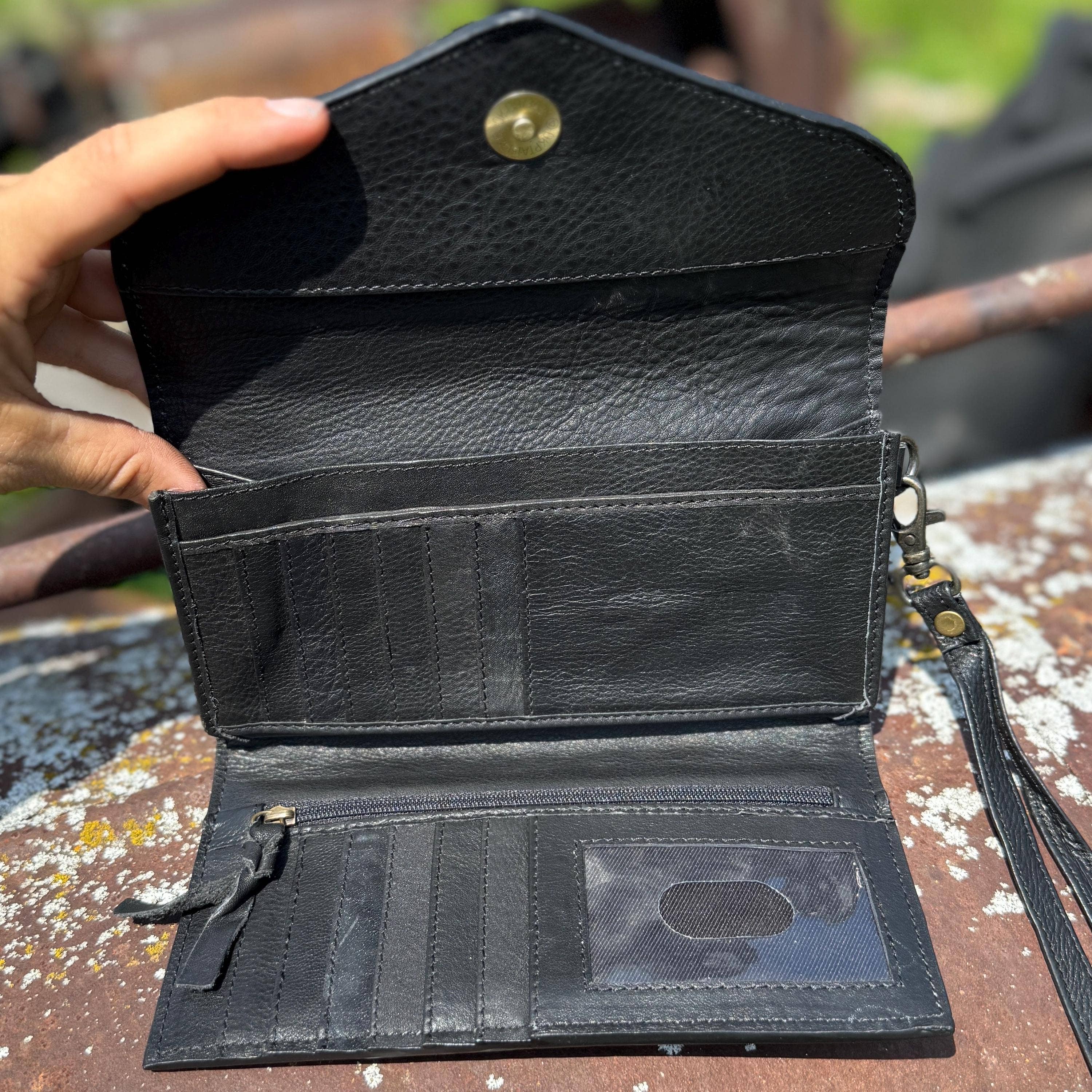 Double B Wild Rags - Wholesale Crossbody Bag - Women's - Genuine Western Cowhide Leather Purse and Clutch with white daisy floral painted details a Double B Wild Rags Exclusive7