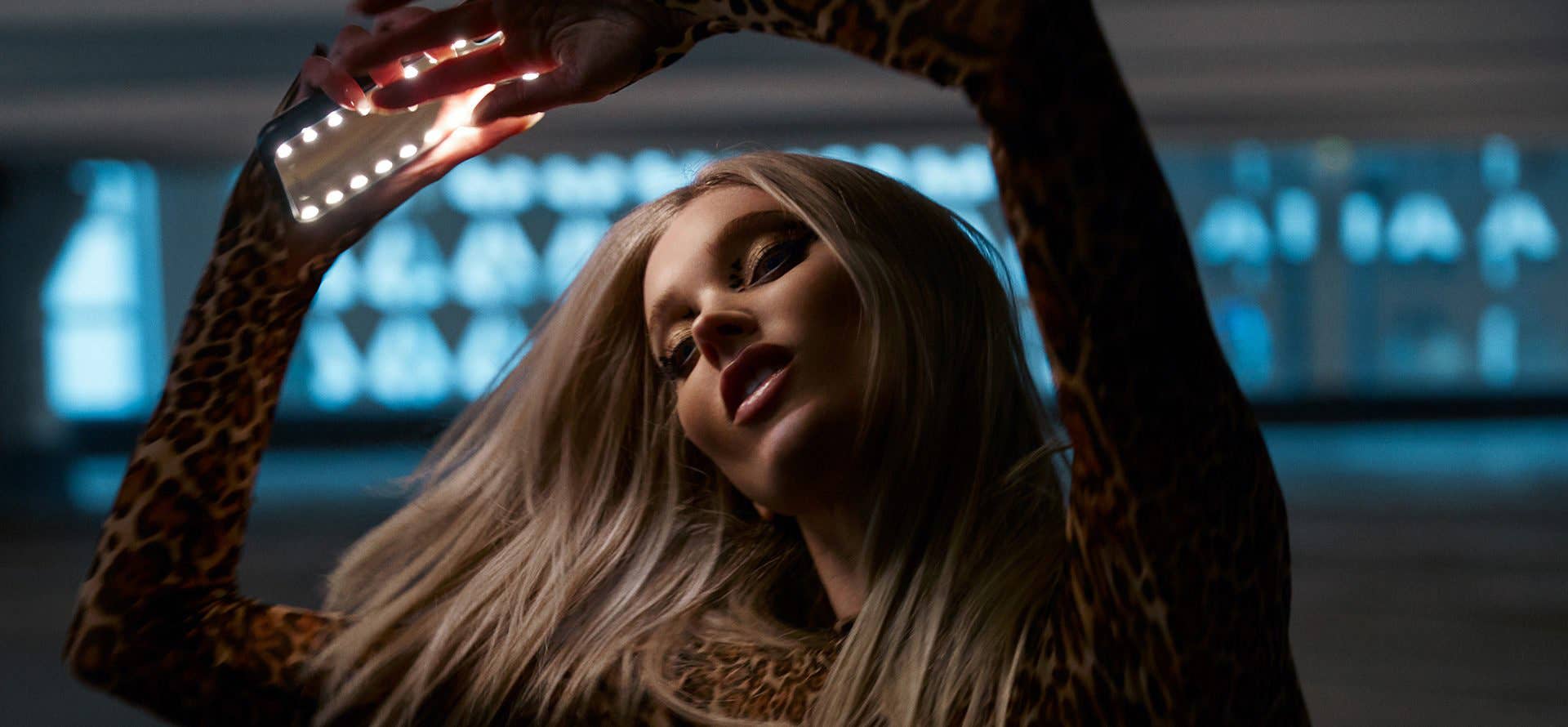 Brightmond Innovation AB - Vendita all'ingrosso Custodia per cellulare - Donna - Brightmond Spotlight Mirrorcase per iPhone XS Max7