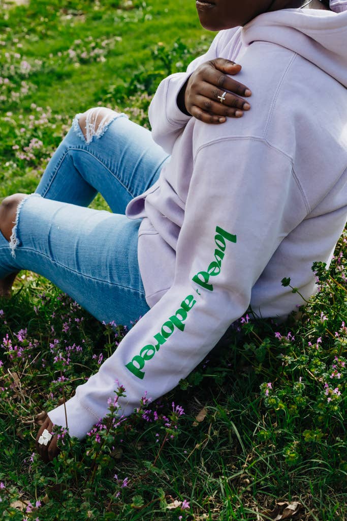 Crowned Free - Vente Sweat à capuche – femme - Sweat à capuche Loved and Adored lavande avec poche avant1