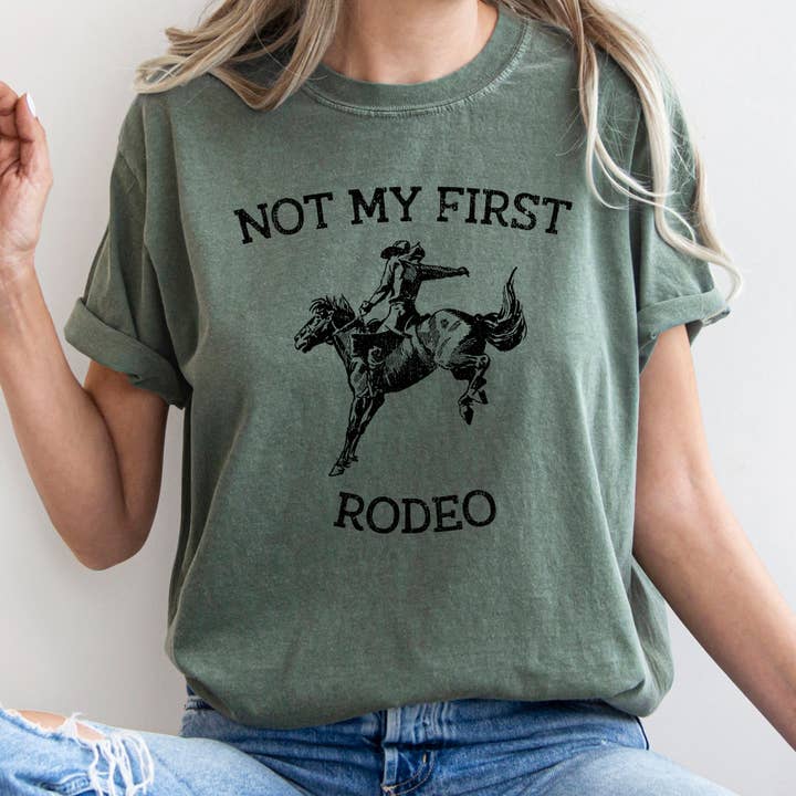 Refinery Number One LLC – wholesale Tunika - Dam – Not My First Rodeo, Cowboy, Bronco Rider, Country, Cowgirl, Tshirt4