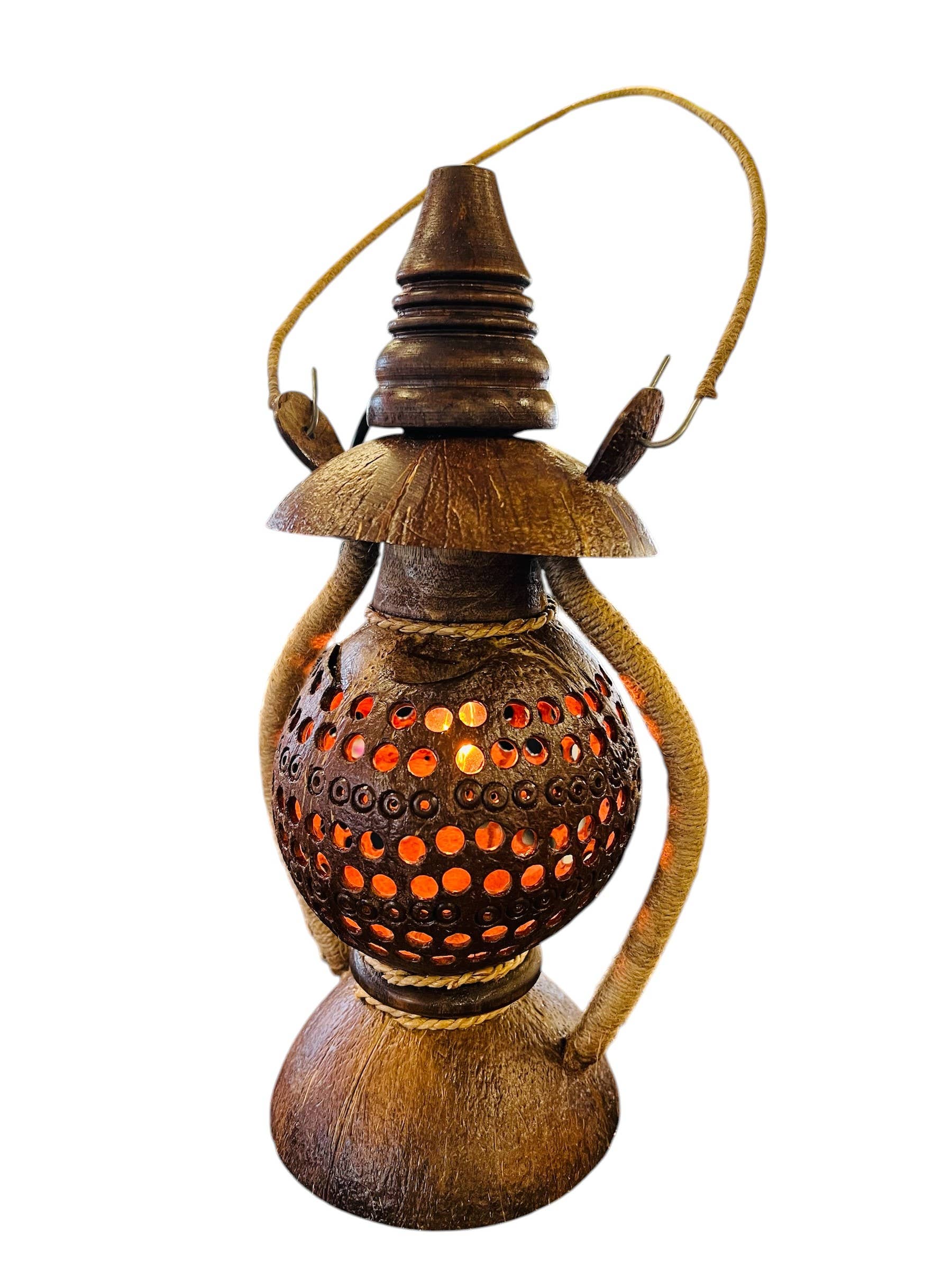 Handicraft Heaven - Vente Lampes d'appoint/de bureau - Lampe Lanterne en Coquille de Noix de Coco Faite à la Main – Décor Bohème Rustique4
