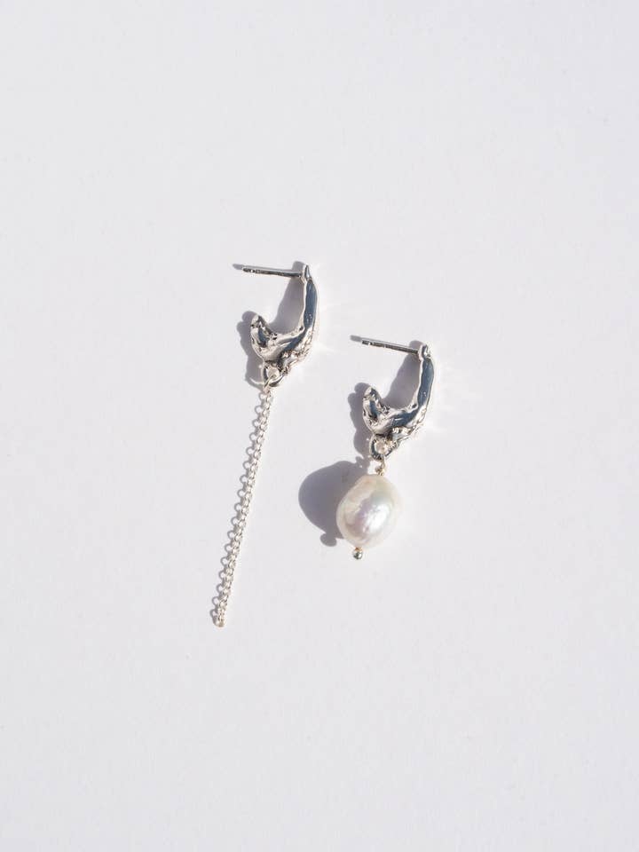 Boucles d'oreilles Deo en argent sterling recyclé et perle d'eau douce pour la vente par Swim to the Moon