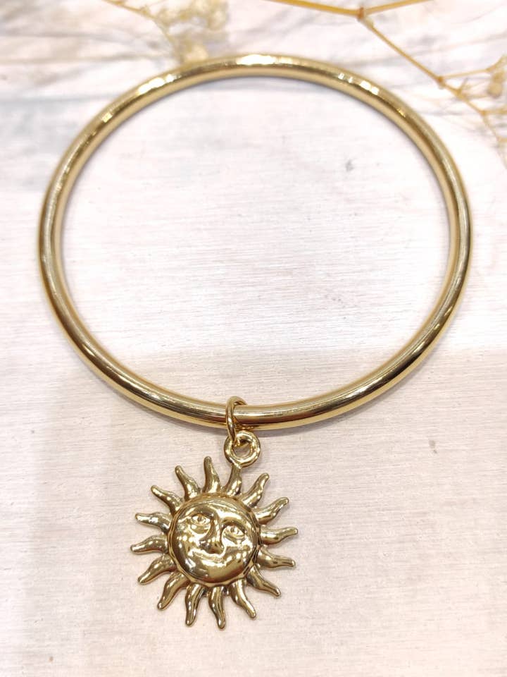 Starres Armreif-Armband mit Sonnenanhänger und lächelndem Gesicht für den Großhandel von LOLO & YAYA