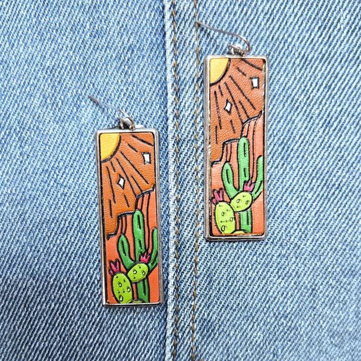 Boucles d'oreilles pendantes en forme de rectangle avec design de cactus du désert à thème occidental E1002 AE5727 pour la vente par Greater Goods Imports & Wholesale