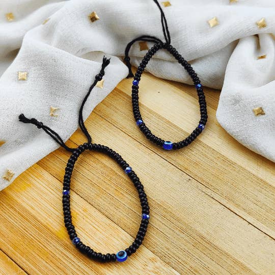 Bracelet Nazaria ajustable avec fines perles noires Evil Eye pour enfants et nouveau-nés pour la vente par The Colourful Aura