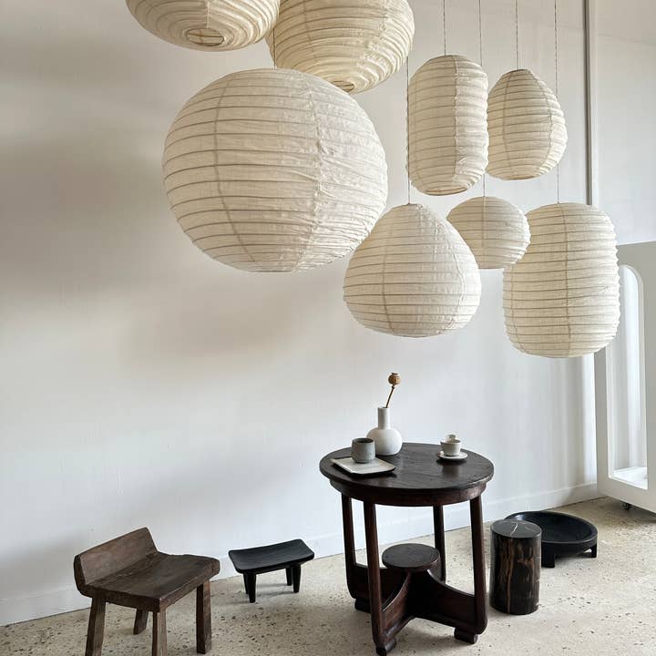 Office Objets - Wholesale Chandelier/Hanging Light - Medium round Japanese-style pendant light in rattan and natural linen D:4026