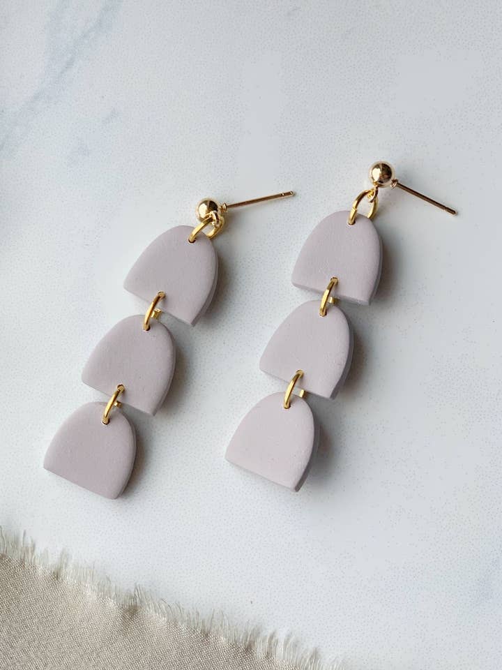 Hazel Dangle Örhänge i Moody Mauve för wholesale av Clay By Denae