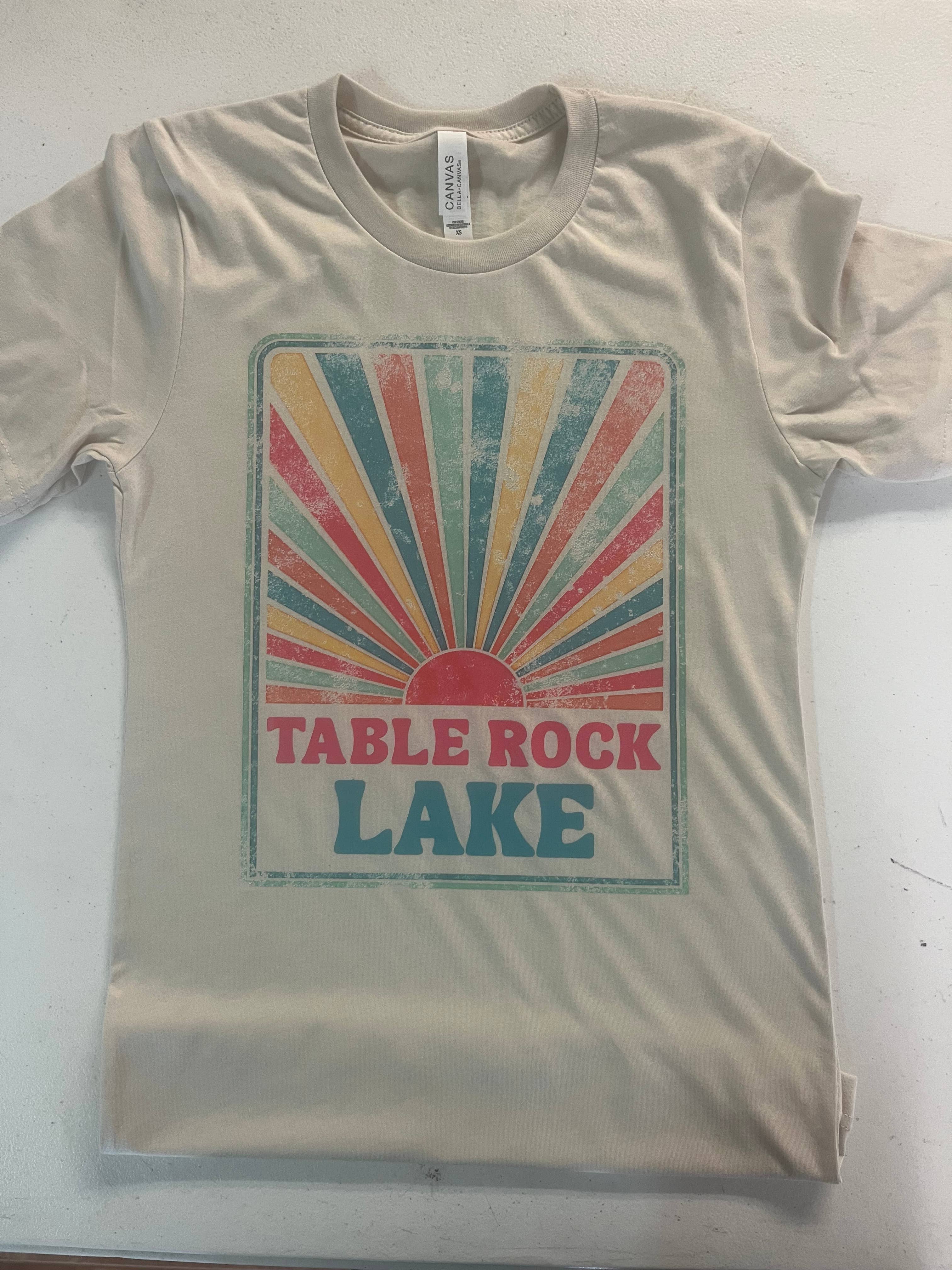 Pó de Urze Bella T-shirt Lago Sunburst | Personalizado para a sua área para venda a revendedores na Faire1