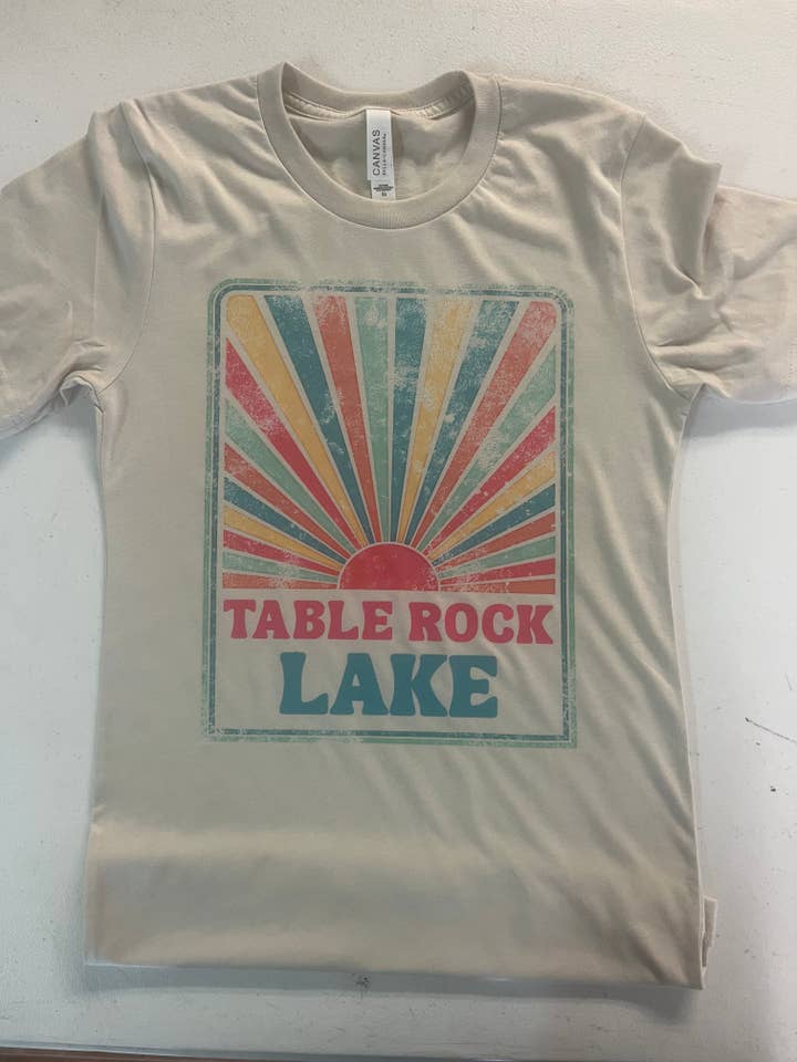 Pó de Urze Bella T-shirt Lago Sunburst | Personalizado para a sua área para venda a revendedores na Faire1