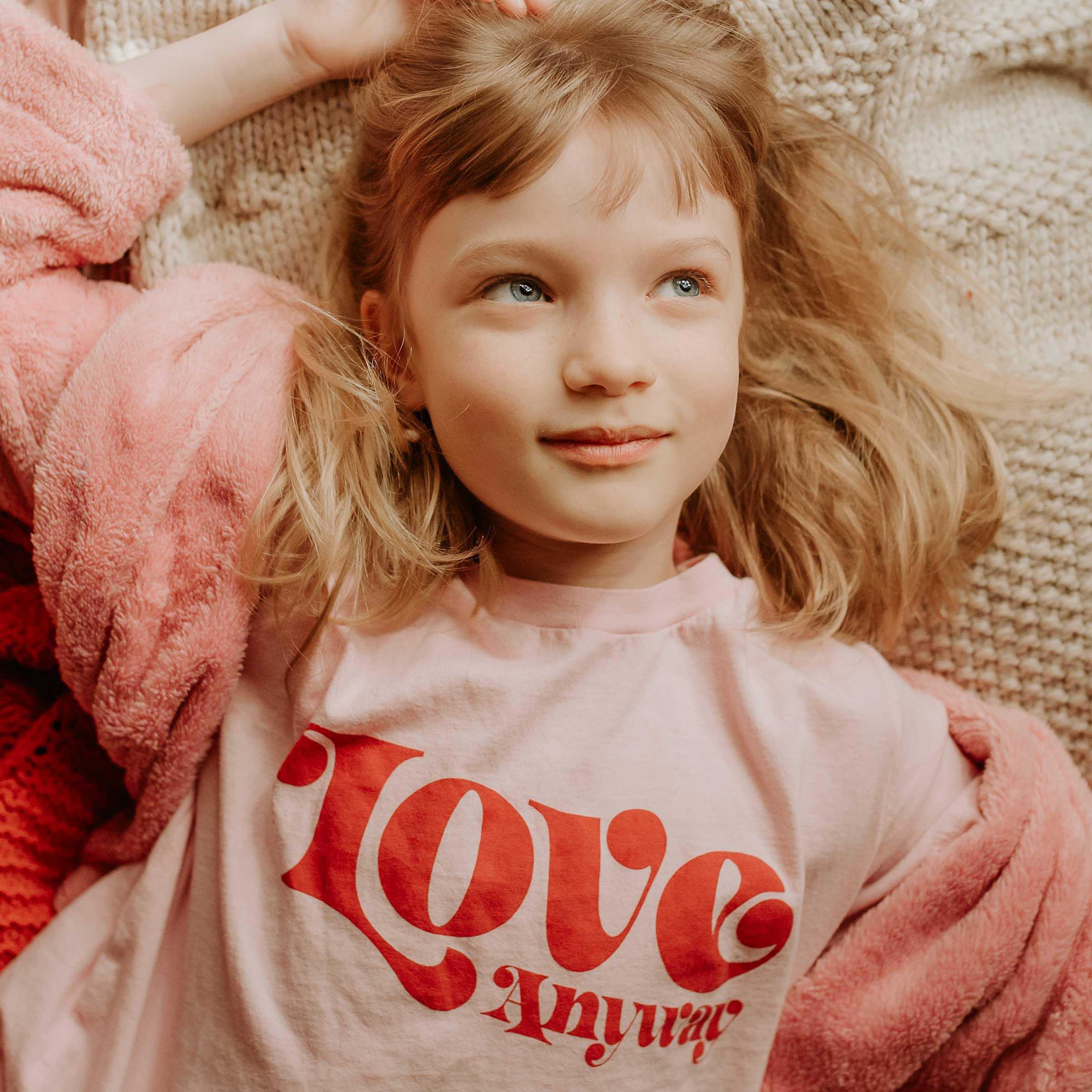 Rosa Camiseta Love Anyway (rosa) para venda a revendedores na Faire1