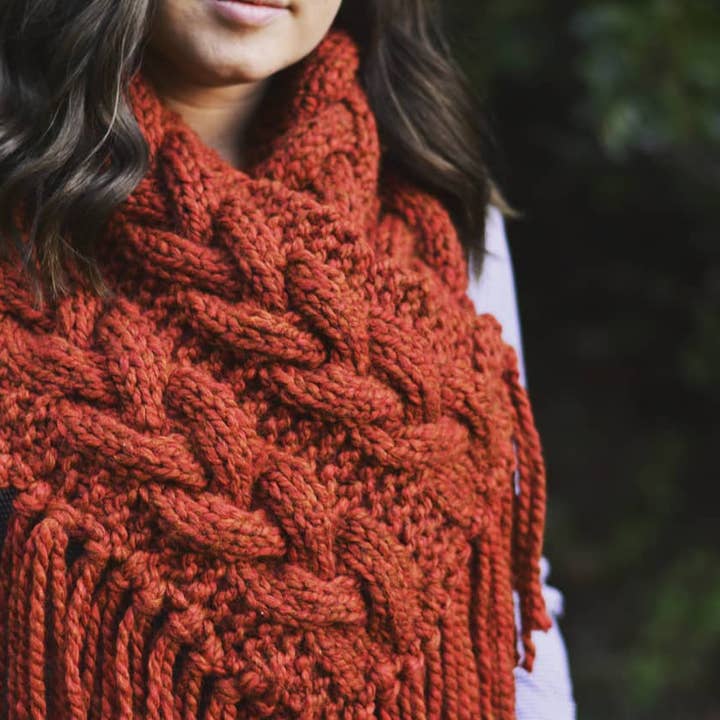 Tjock stickad kåpa, franssjal, franskåpa\ Välj din färg- The Autumn Cables Cowl för wholesale av Cozy Woolen Co