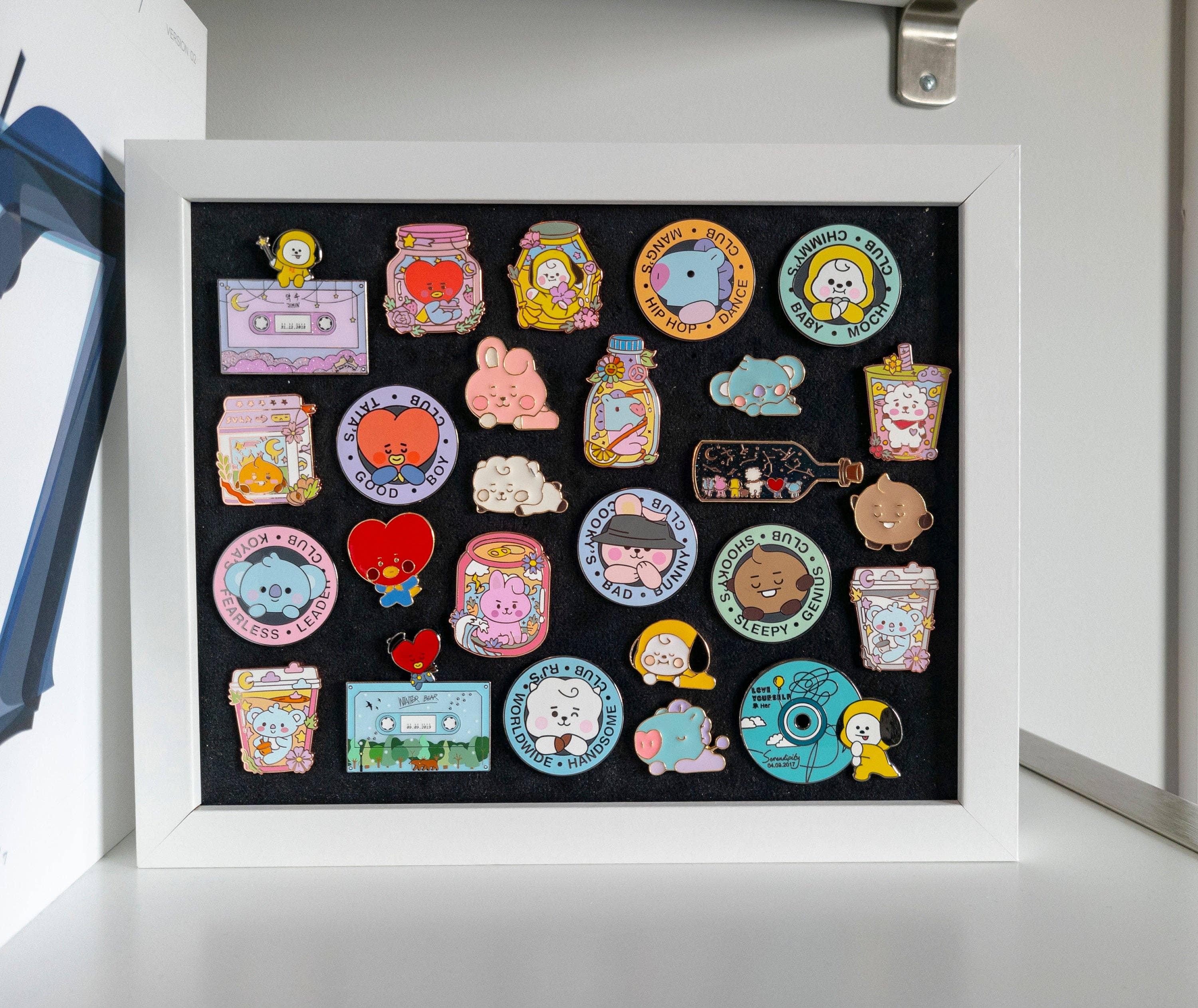 BeyondtheShirt – Vitrine por atacado – Quadro de Exposição de Pinos de Mesa7