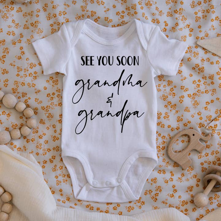 À bientôt, combinaison d'annonce de grossesse pour grand-mère et grand-père pour la vente par Claire and Bella