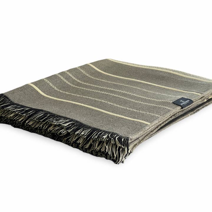 Beyond Borders Collective | Artisan-Made Blankets & Throws - Venta al por mayor Mantas de sofá - Equinoccio Throw - Marrón Cedro