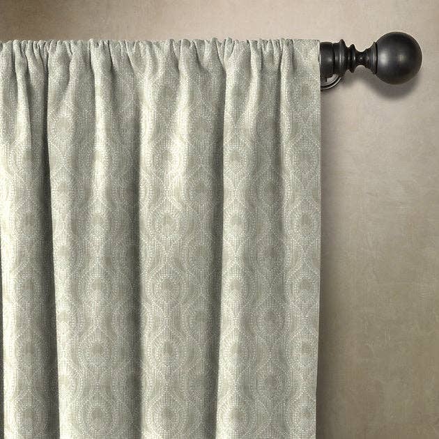 Panneau de fenêtre Kenneth pour la vente par The Pillow Collection Inc.