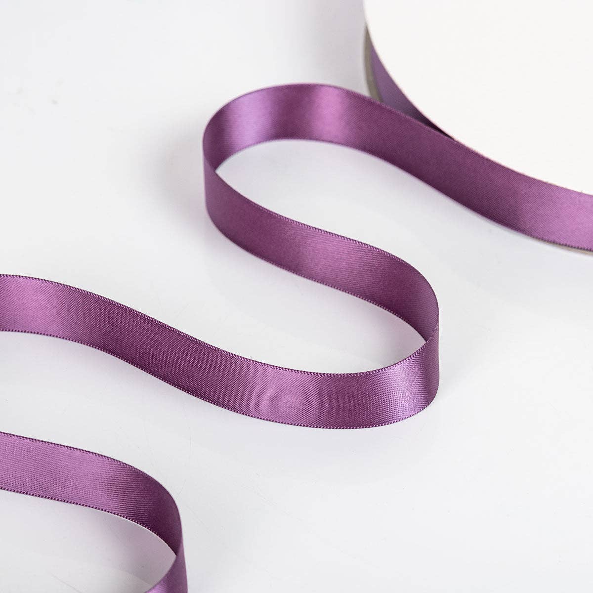 Little Ribbon Shop - Vente Ruban – emballage cadeau - Ruban de satin double face Amethyst 90, rouleau de 100 verges1