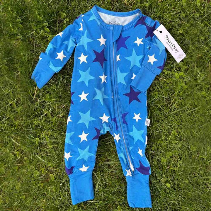 Grenouillère en bambou à imprimé étoile bleue pour la vente par Sweet Daisy Baby Clothing