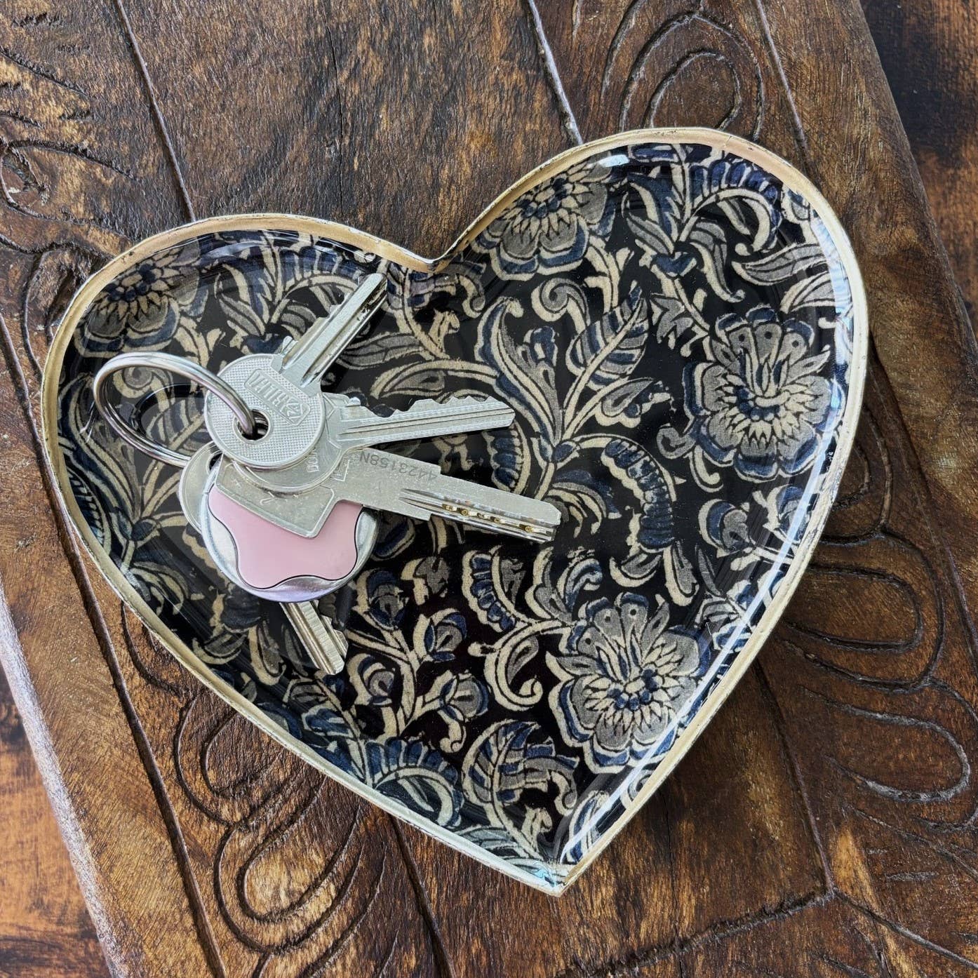 Maison Lilo – wholesale Decorative tray – Kalamkari enamelled metal heart tray 15x15, golden border0