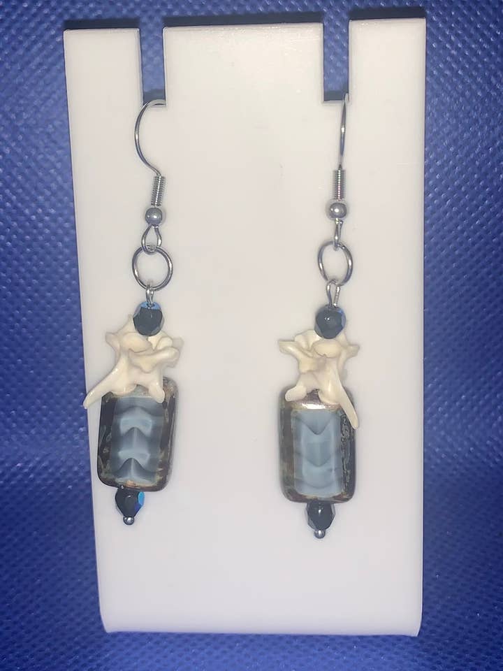 Boucles d'oreilles en vertèbres de serpent à sonnette en diamant véritable acier pour la vente par Halloween Life