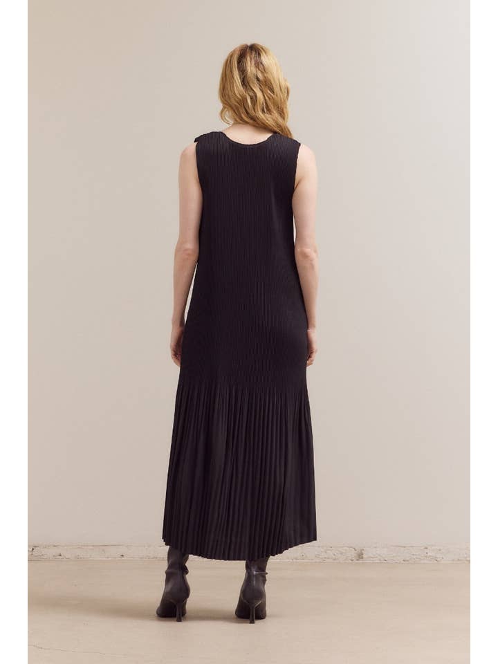 Black 61205 - WRINKLED PLEAT SLEEVELESS MAXI DRESS for wholesale on Faire5