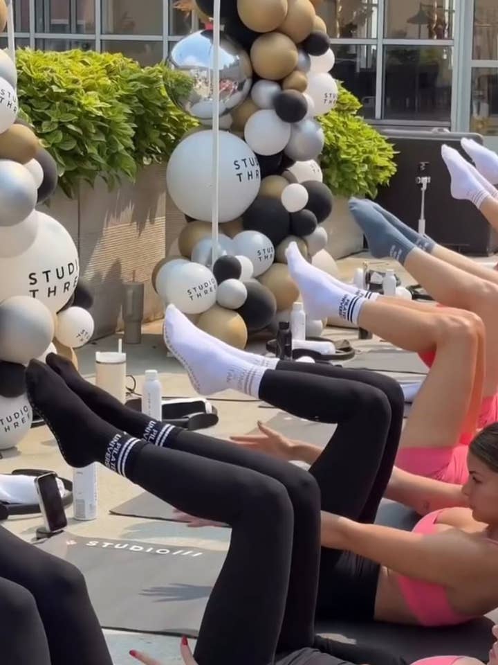 Nero Calze antiscivolo Pilates University in vendita all'ingrosso su Faire5