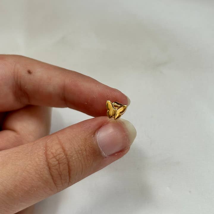 Orecchino a bottone mini farfalla per la vendita all'ingrosso da parte di Adore Your Jewellery