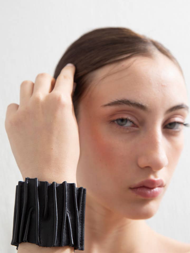 Bauhaus Stitch Bracelet - Black* para venta al por mayor de Iskin Sisters