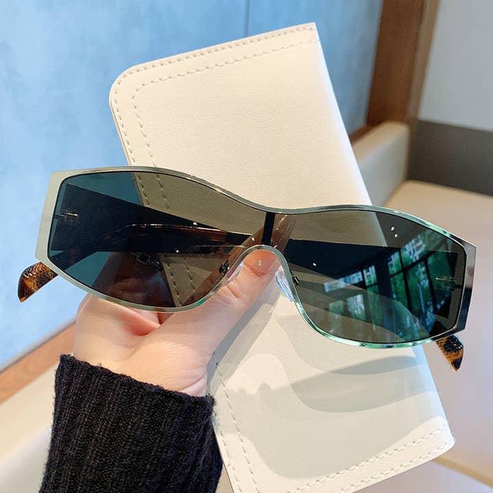 Occhiali da sole retrò Y2K con lenti verdi e montatura elegante per la vendita all'ingrosso da parte di SALINA TRADING INC