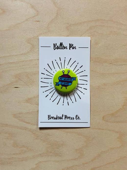 « Arme de choix » Épingle à l'arrière du bouton de tricot pour la vente par Breakout Press Co.