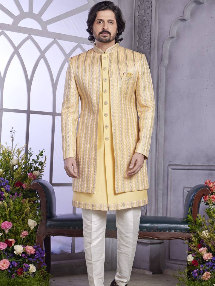 Sherwani Kurta Indo Occidental Tradicional de Seda de Arte Amarillo Claro con Chaqueta y Pantalón para Hombre para Boda - Trabajo de Bordado para venta al por mayor de HATKE BRIDE