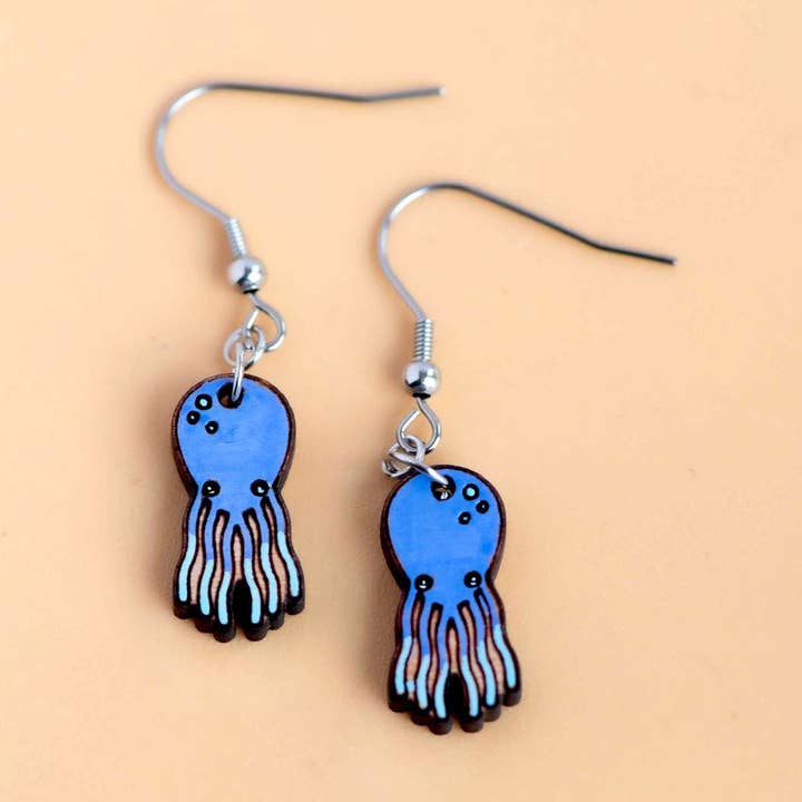 Pendientes colgantes de pulpo azul pintados a mano - PES13100 para venta al por mayor de Robin Valley