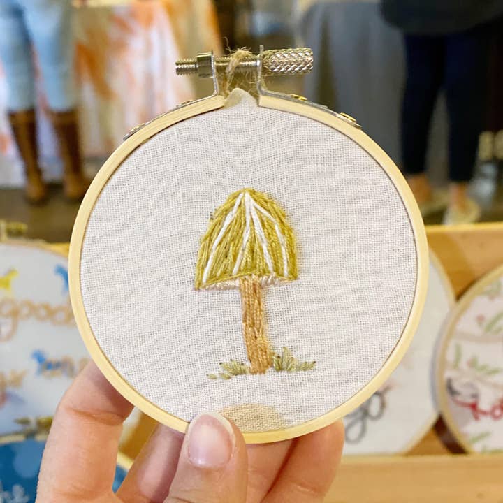 Islay's Terrace – wholesale Material för broderi/korsstygn – Överraskning Mini Mushroom Broderi - 3 tums broderi4