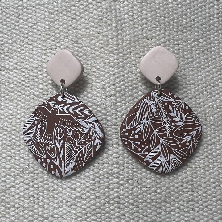 L'Imprimé Oiseau | Boucles d'Oreilles Goutte en Argile Polymère Bicolore pour la vente par Jenny Wren Jewelry