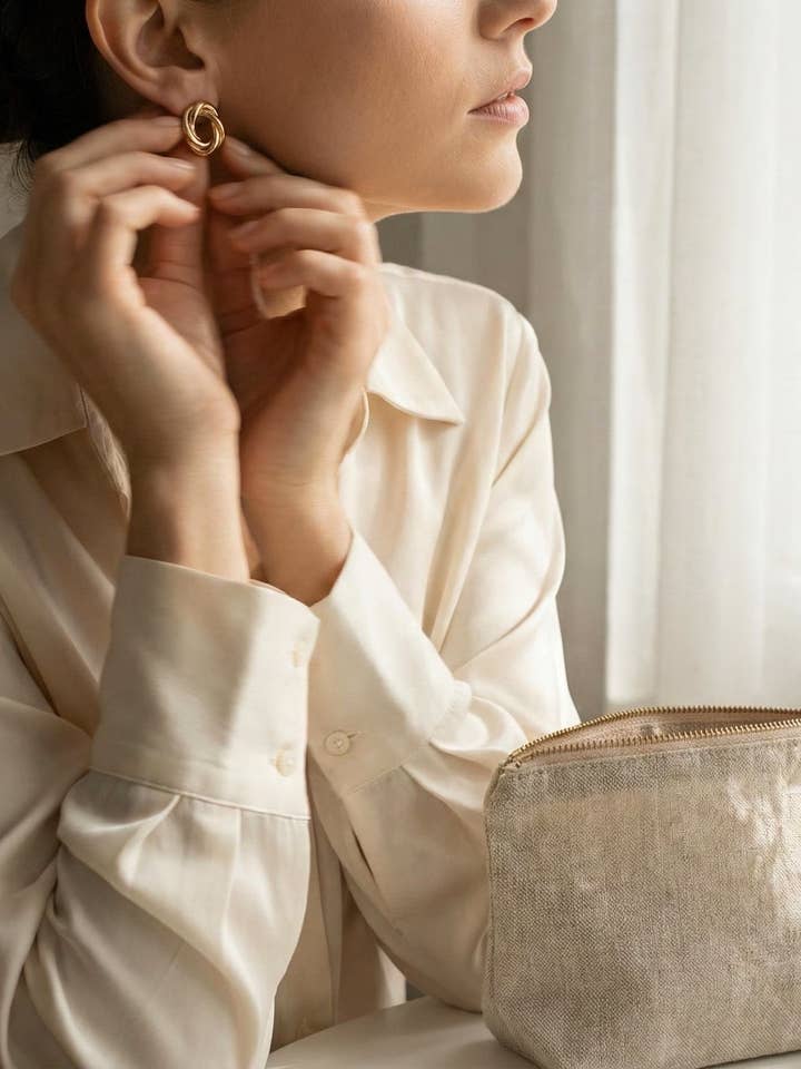 Brincos Intemporais com Nó de Amor • Torção 3D Vintage em Ouro 14k por atacado de noca Jewelry