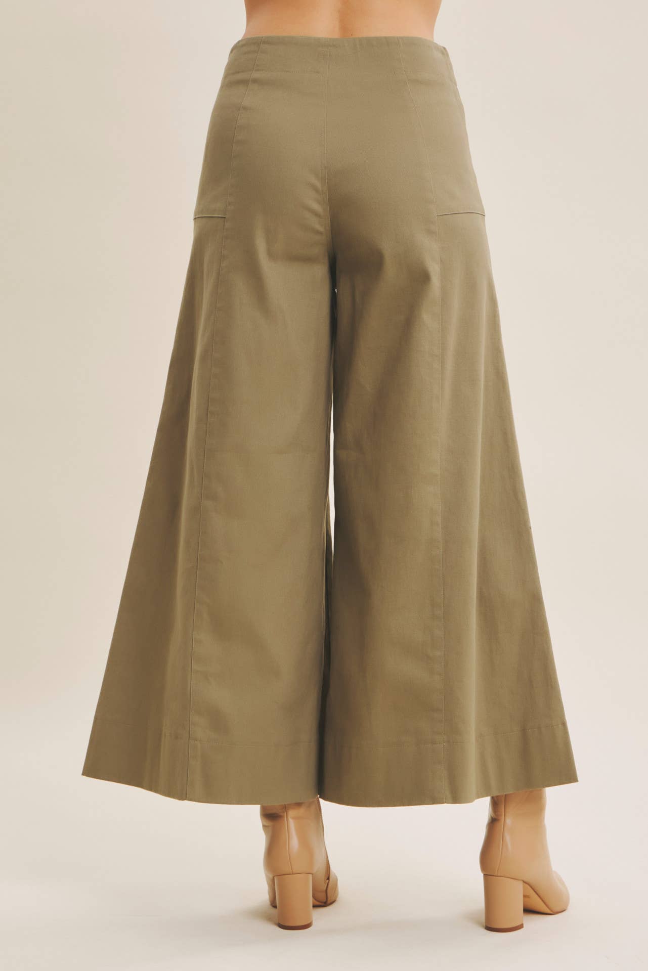 in february - Vente Jean – femme - PANTALON COURT À JAMBES LARGES ET TAILLE HAUTE EXTENSIBLE16