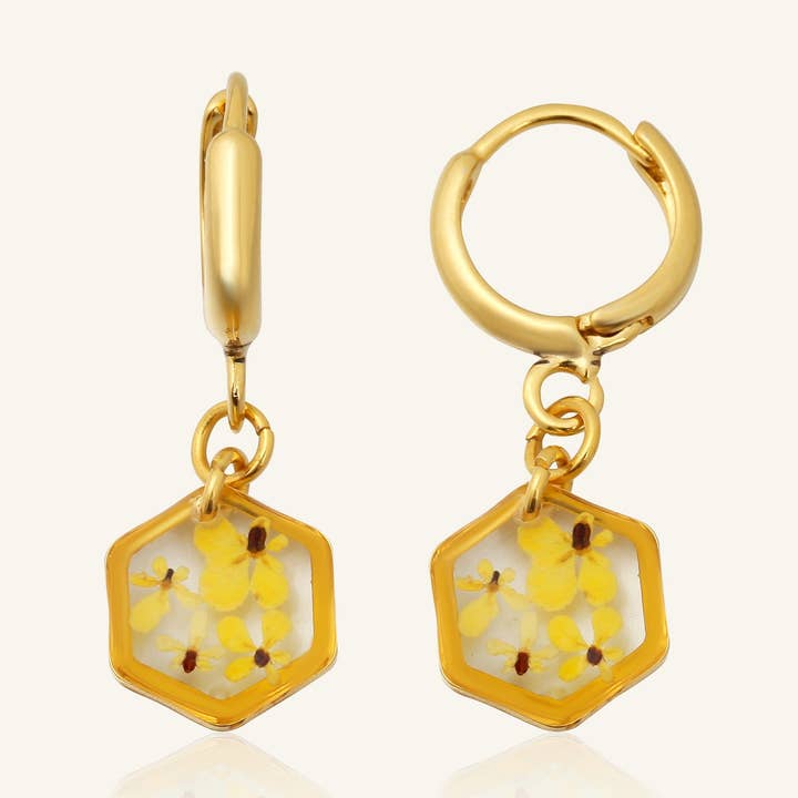 Teeny Weeny Drop Hexagon Gul Küpe för wholesale av fioreldesign