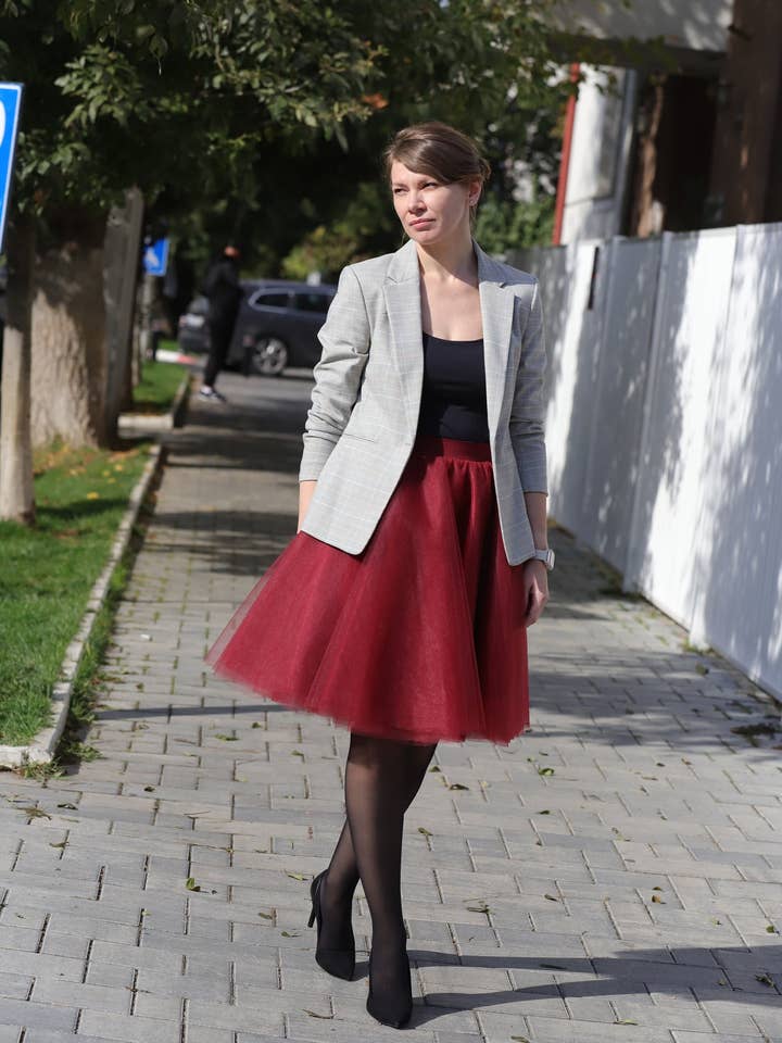 Bordeauxfarbener fließender Tüllrock für Damen und Brautjungfern für den Großhandel von Dumpi Boutique