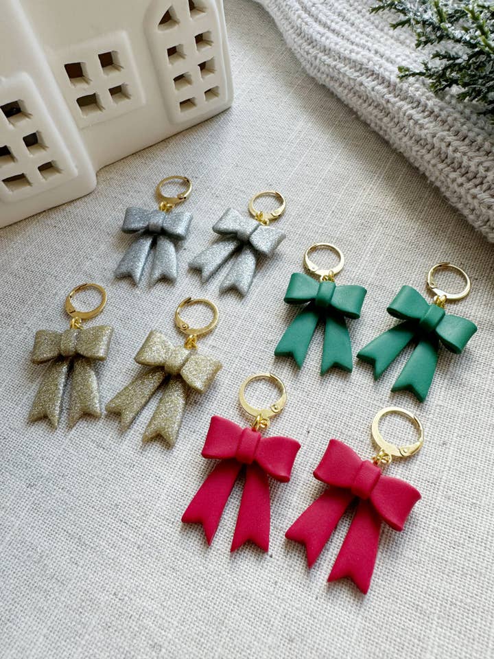 Semesterrosett Huggies | Örhängen i polymerlera för wholesale av Little Calico Clay