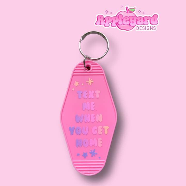 Envíame un mensaje de texto cuando llegues a casa | Motel Keyring para venta al por mayor de Appleyard Designs