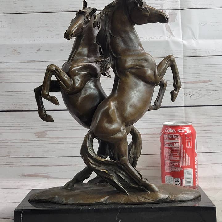 Bronzhaus – Escultura por atacado – Dois Cavalos Empinados Escultura de Bronze Estátua Decoração para Amantes de Cavalos Arte Assinada em Base de Mármore