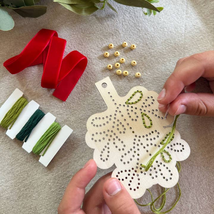 Cotton Twist (USA DUTIES PAID) - Wholesale DIY craft kit – Child - Make Your Own Stitched Mistletoe Decoration1