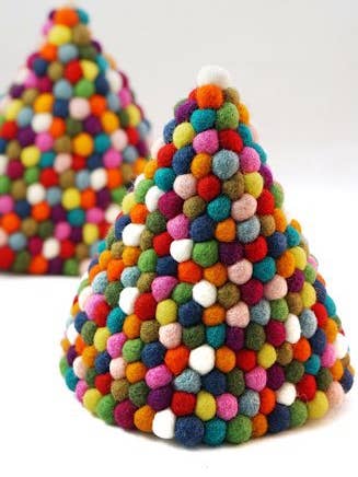 Sapin en forme de boule en feutre, taille moyenne pour la vente par Ganesh Himal Trading