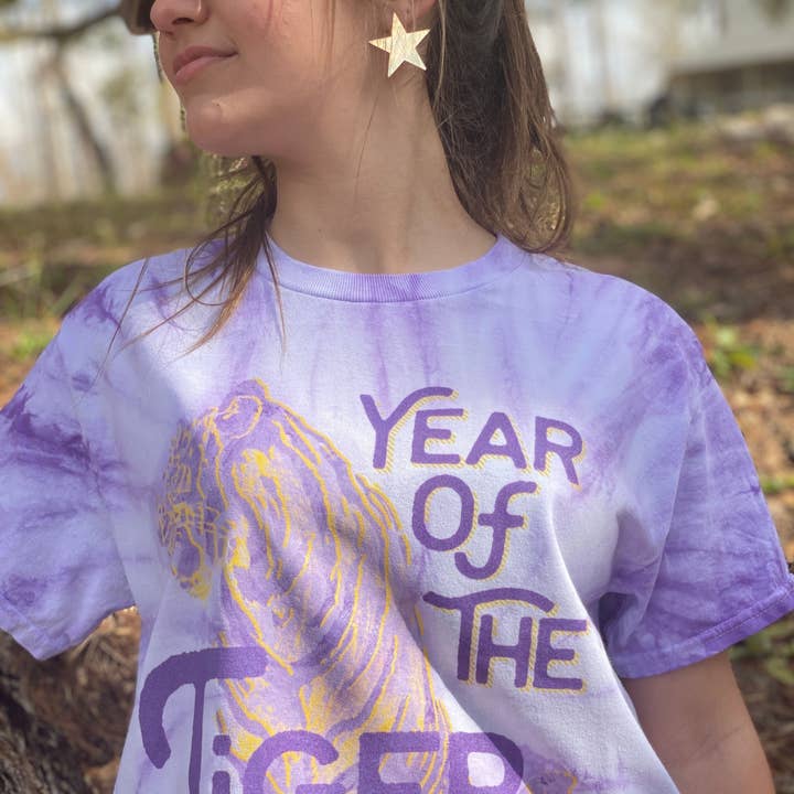 T-shirt graphique LSU « Year of the Tiger Game Day » violet et doré pour la vente par Pink House On River Road