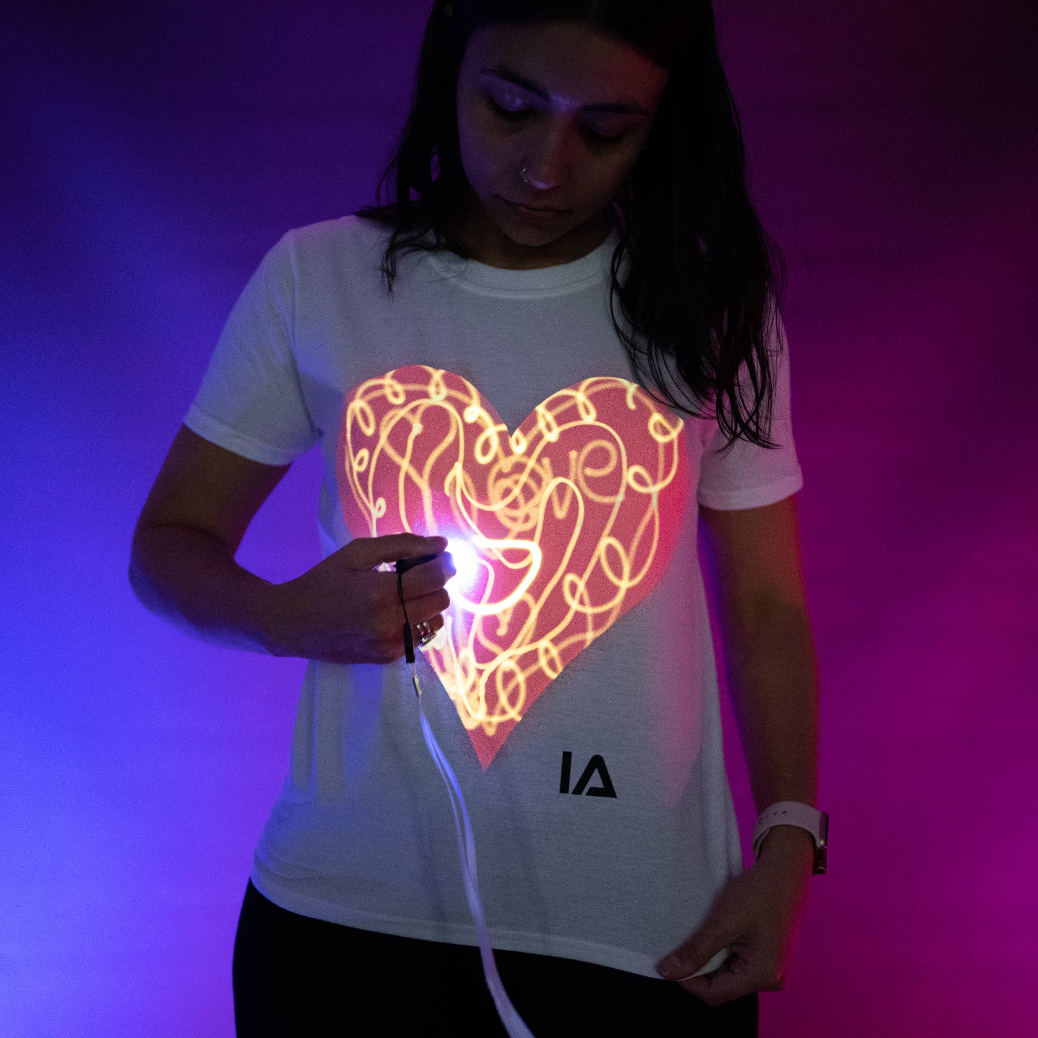 Illuminated Apparel – T-shirts estampadas – Criança por atacado – T-Shirts Interactivas Infantil Brilho - T-Shirt Love Heart1