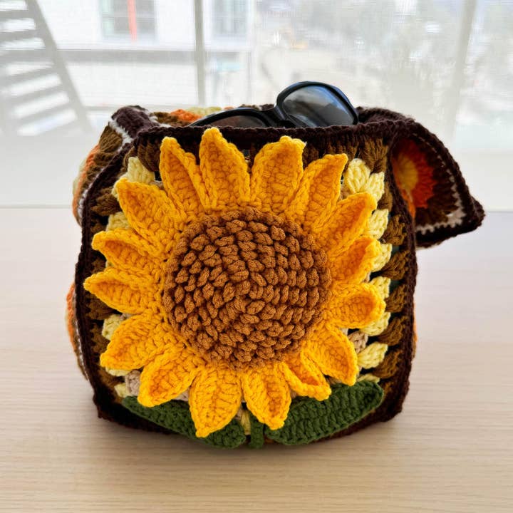 PinkLadyWorkshop - Vendita all'ingrosso Tracolla - Donna - Borsa a tracolla marrone con quadrato della nonna girasole all'uncinetto fatto a mano3
