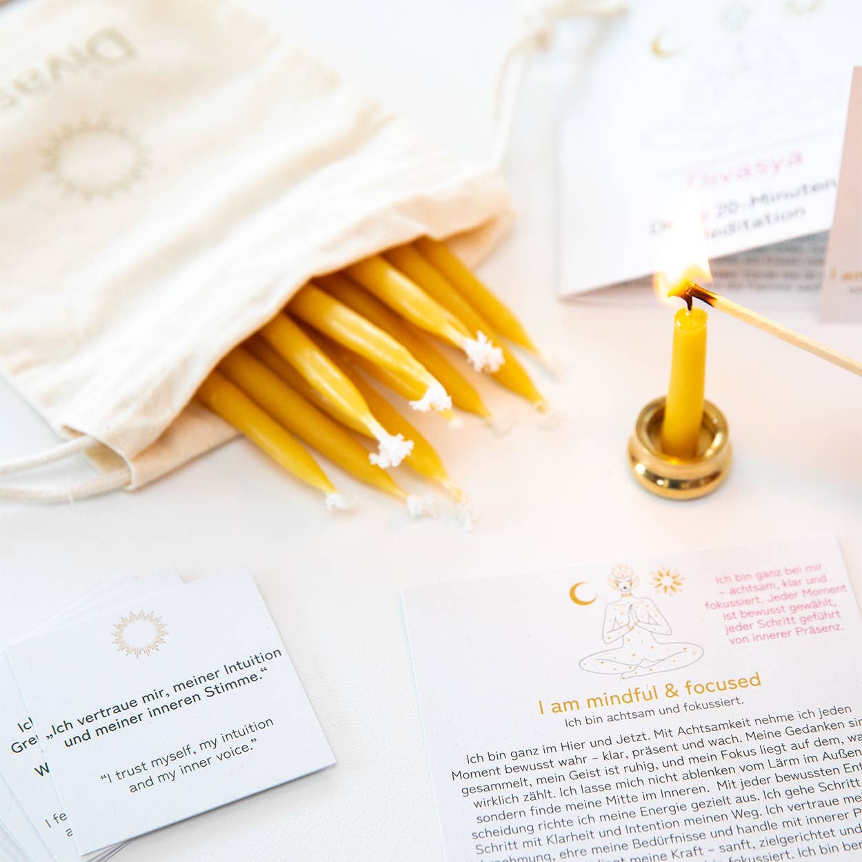 Divasya - Vendita all'ingrosso Attrezzatura per meditazione - Set regalo con candele da 20 minuti | affermazione « Sono consapevole e concentrato »1