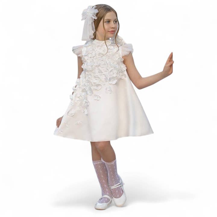 Robe de cérémonie en satin blanc avec papillons pour la vente par Petite Maison Kids