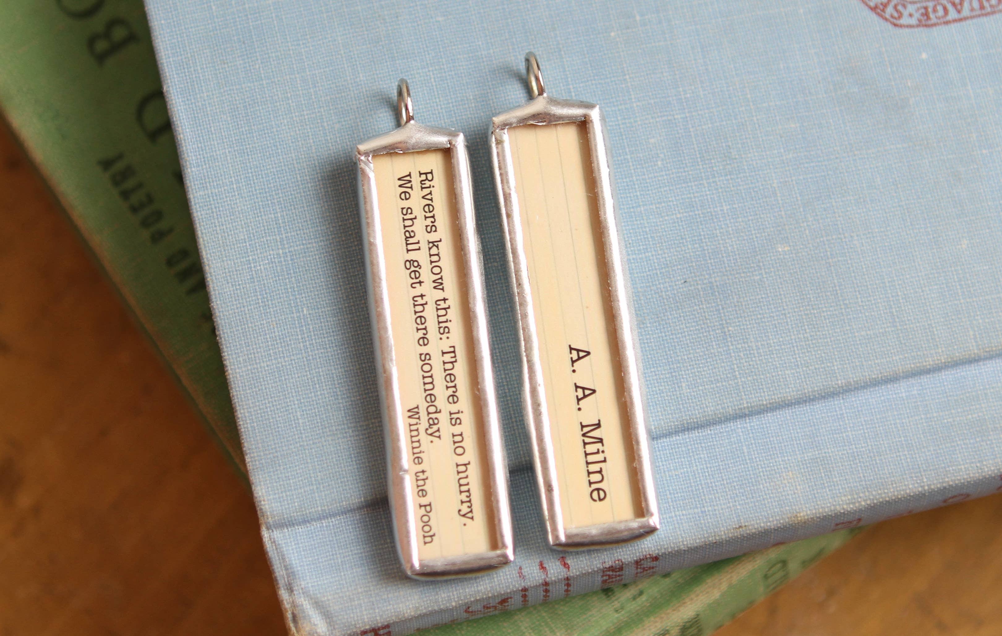 Jennifer Dahl Designs LLC - Vente Colliers à pendentif - Collier à breloques Winnie l'ourson Rivers Know1