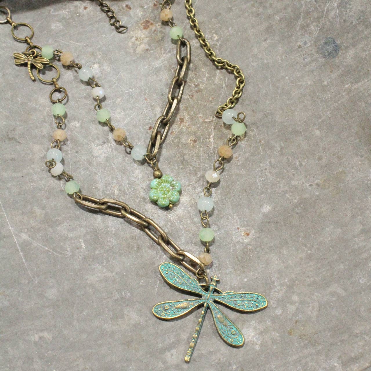 The Primitive Peddler, Inc. - Vente Colliers à pendentif - Collier Libellule en Perles de Verre Fleur Sauvage Picasso3