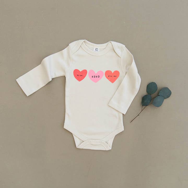 Urban Baby Co. - Wholesale Rompertje - Baby - Valentijnsdag Hearts, Be Mine, Kiss Me biologische baby-onesie1